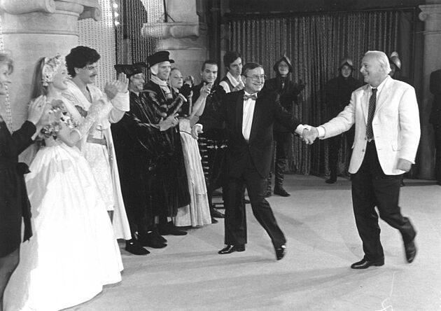Herbert Wochinz, Tamás Ferkai und das Ensemble Porcia bei der „Hofübergabe“ anläßlich der 31. Spielzeit der Komödianten 1991 beim Schlussapplaus von VIEL LÄRM UM NICHTS Im Hintergrund: Andrea Wicke, Roman Kollmer, Gerhard Swoboda, Reinhardt Winter, Angelika Zoidl, Alexander Kuchinka, Erwin Zak