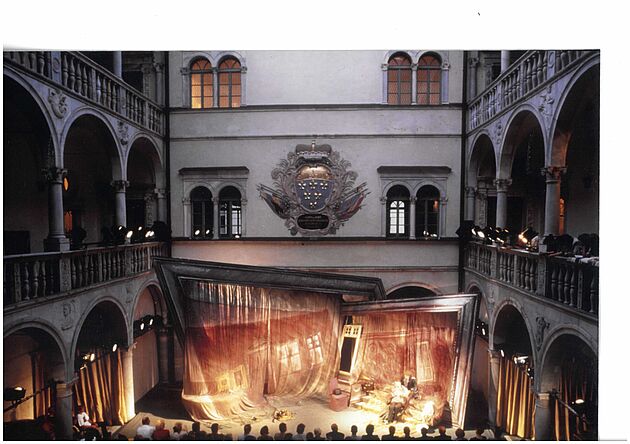 Bühnenbild von DIE HEIRAT (Bernd-Dieter Müller) während der Vorstellung