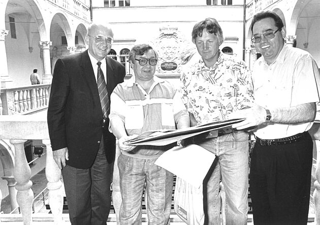 Präsident Helmut Drewes, Intendant Tamás Ferkai, der Maler Ernst Gradischnig und kaufmännische Direktor Mag. Pinter mit den Zeichnungen der Proben von Gradischnig im Schloss Porcia