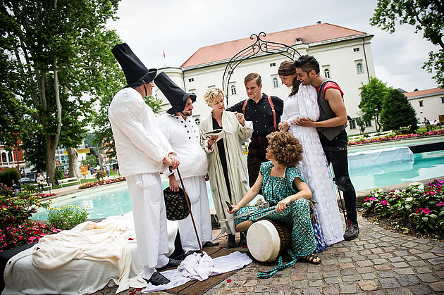 Ensemble mit Regisseurin DIE SCHWARZE KÖCHIN - Moser, Tavakoli, Ladurner, Linse, Clementi, Frank, Kofler