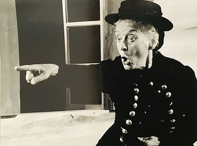 DER ZERBROCHENE KRUG - Julia Gschnitzer 