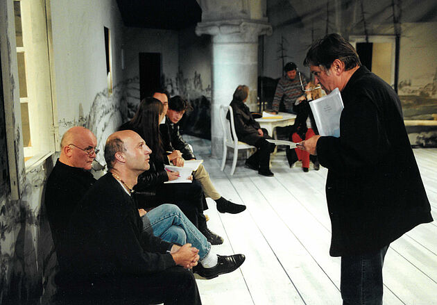 Regisseur Peter Pikl bei der Kritik einer Bühnenprobe (2000)