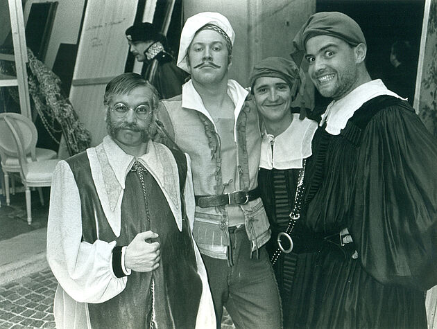 Alexander Kuchinka, Nicholas Ofczarek, Nicolaus Hagg und Jürgen Maurer (Hintergrund: Michael Weger) im Bühnenbild von EX - EIN EXKÖNIG AUF EXTRATOUREN