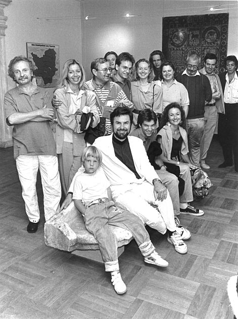 Ensemble Ära Ferkai: sitzend Peter Ertelt jun., Walter Holub, Sascha Ploner, Michaela Fleischer stehend Peter Raab, Elfriede Schüsseleder, Tamas Ferkai, Alexander Kuchinka, Andrea Wicke, ?, Joachim Unmack, Erwin Zak (Kapellmeister), Franz Robert Ceeh, dahinter ? und Michael Weger 