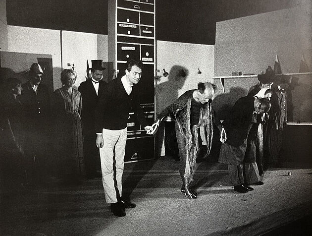 "H.C.Artmann verbeugt sich mit dem Ensemble nach der Aufführung seines Stücks 'Kein Pfeffer für Czermak' (1961)"