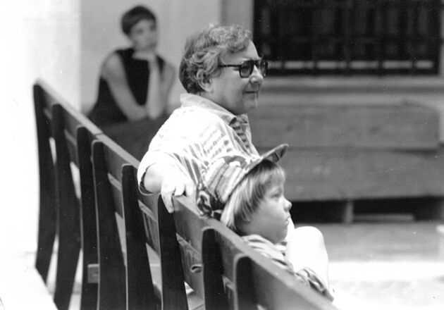 Tamás Ferkai bei Proben im Schloss Porcia, neben ihm das Ensemblekind Peter Ertelt